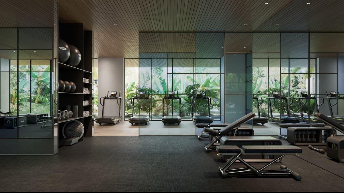 Academia equipada com tecnologia Technogym e vista para o jardim tropical