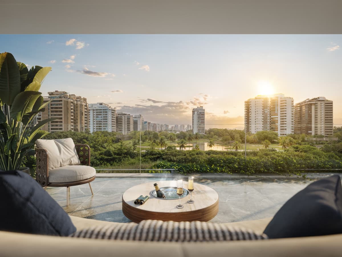 Varanda com vista para o campo de golfe ao pôr do sol